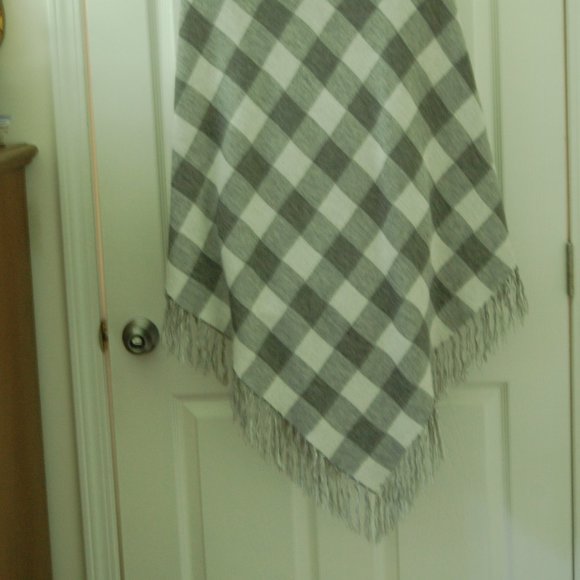 LIMITED Size M/L Grey & White Buffalo Check Poncho - Picture 4 of 6